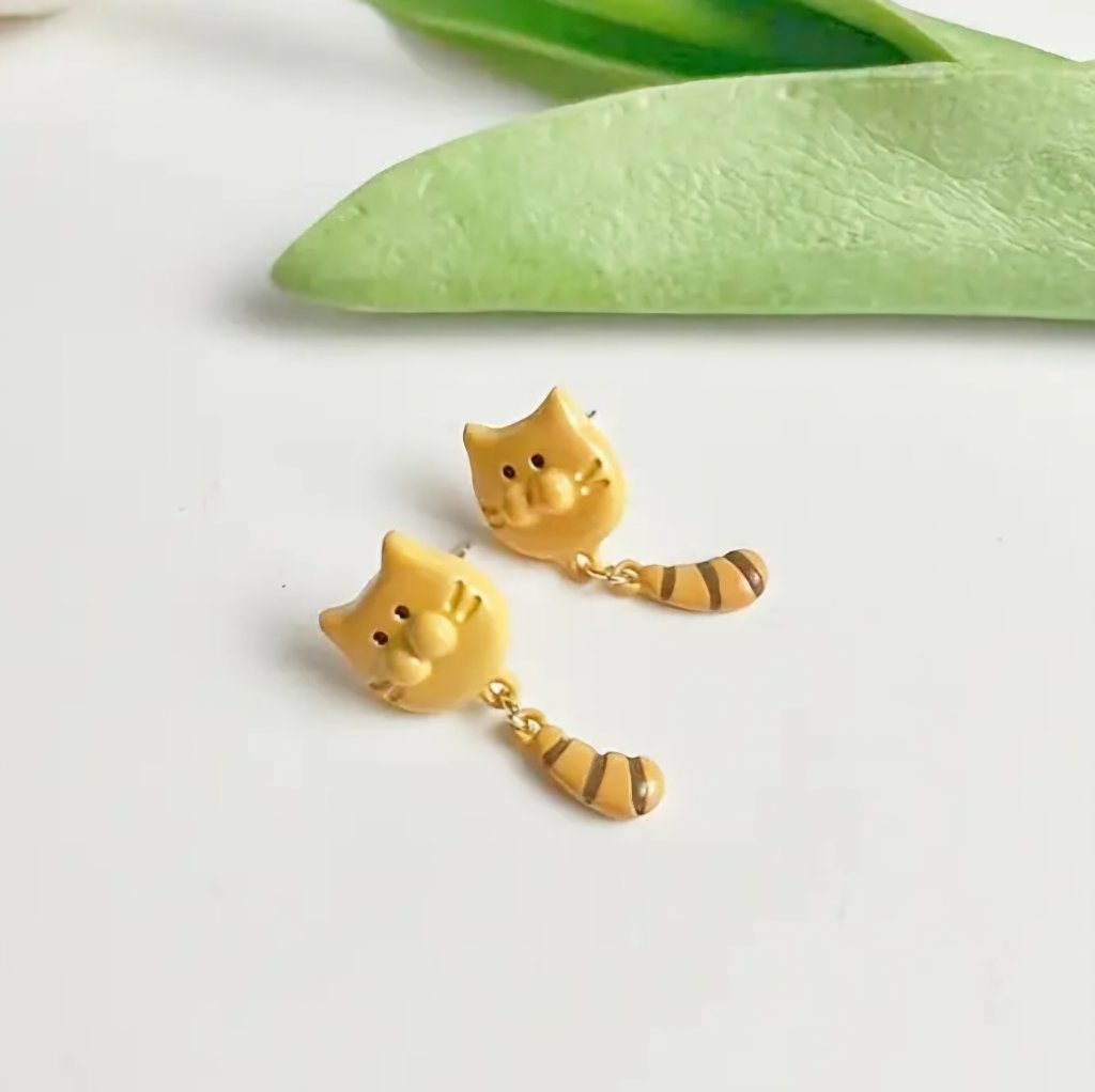 つぶらな瞳と揺れる尻尾の猫ピアスの画像