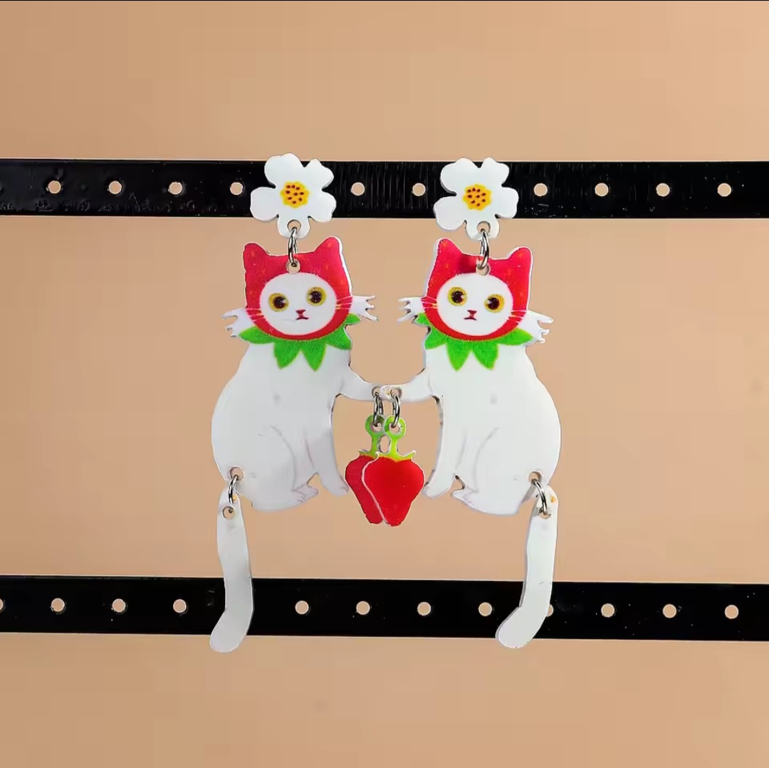 イチゴフードの猫ピアスの画像
