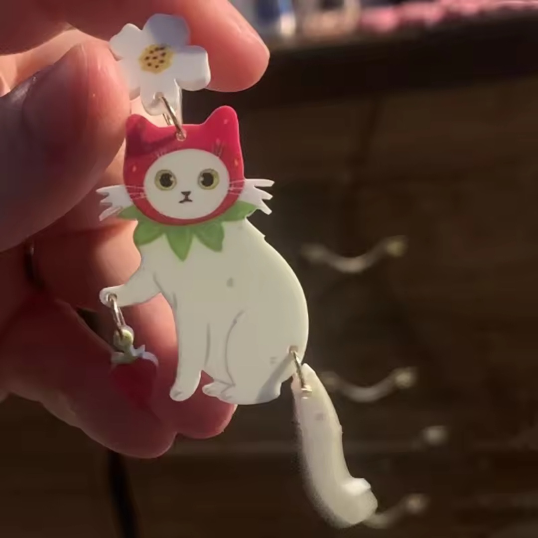 イチゴフードの猫ピアスの画像
