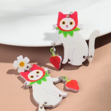イチゴフードの猫ピアスの画像