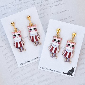 おすまし猫ちゃんのハッピーピアス・イヤリングの画像