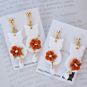 お花と白猫のピアス・イヤリングの画像