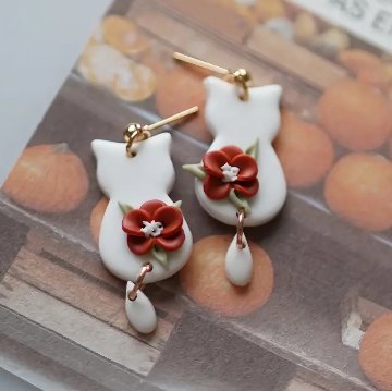 お花と白猫のピアス・イヤリングの画像