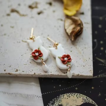 お花と白猫のピアス・イヤリングの画像