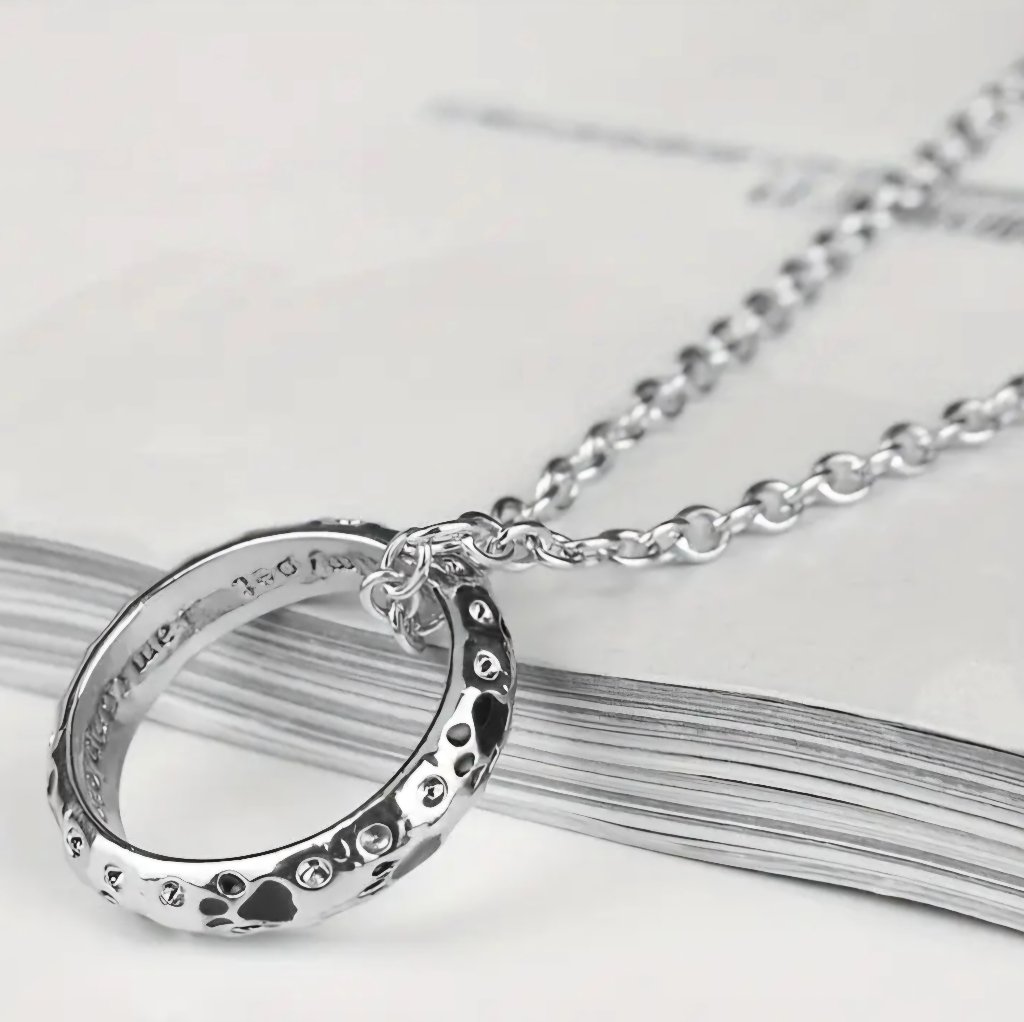 肉球リングのネックレスの画像