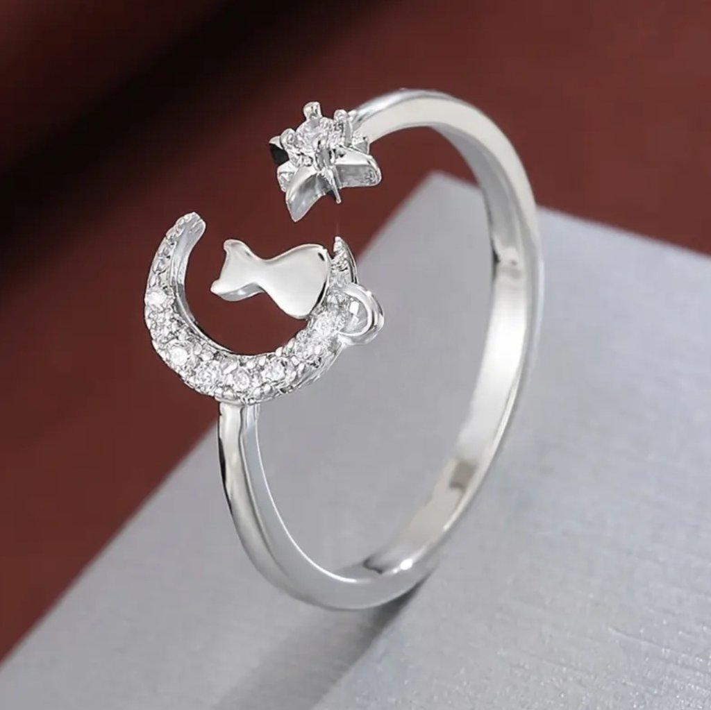 月と猫のきらめきリングの画像