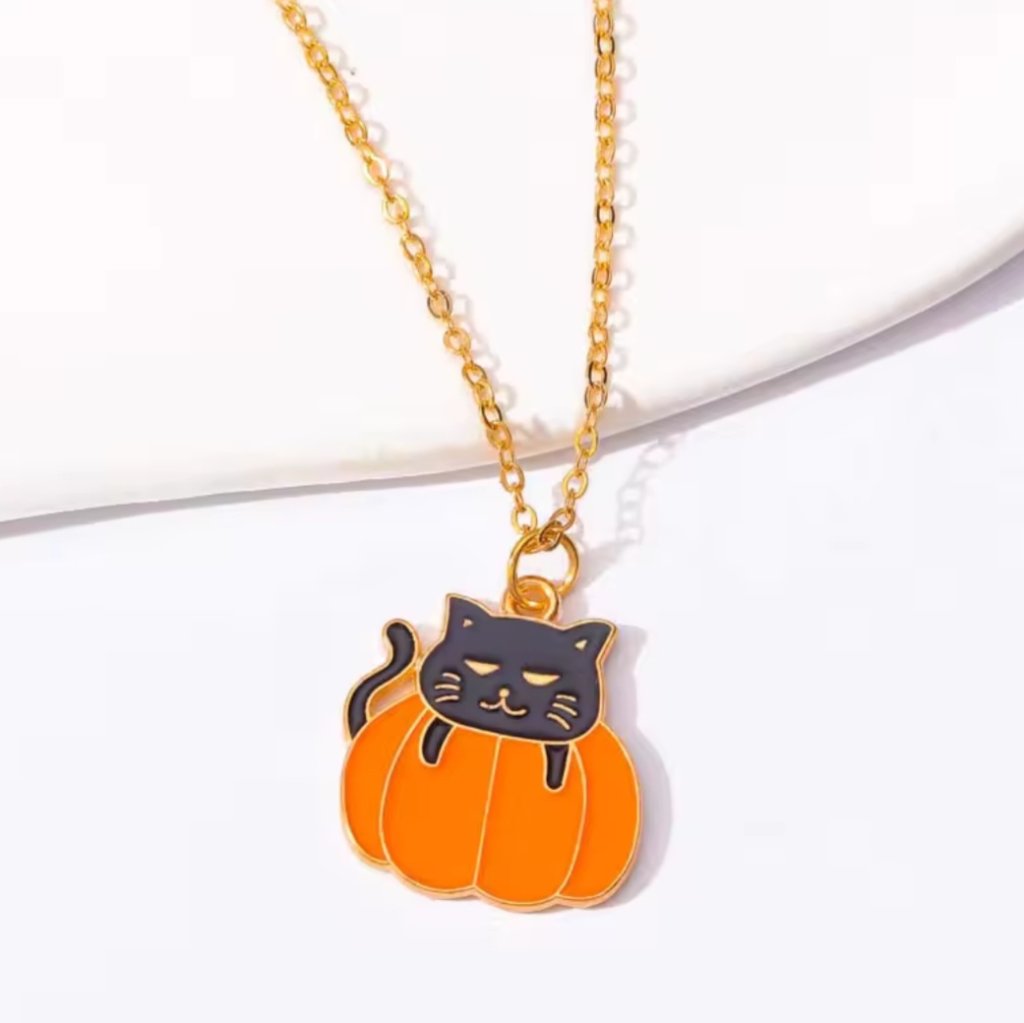 カボチャの上の黒猫ネックレスの画像