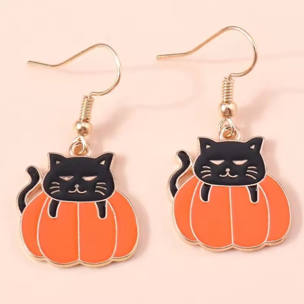 カボチャの上の黒猫ピアス・イヤリングの画像