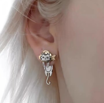 ぶらさがりネコのいたずらピアスの画像
