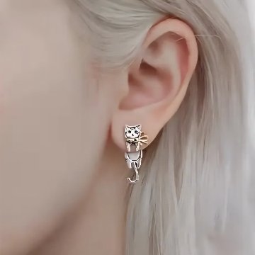 ぶらさがりネコのいたずらピアスの画像