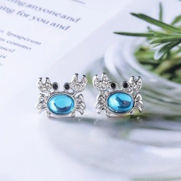 カニのピアスの画像