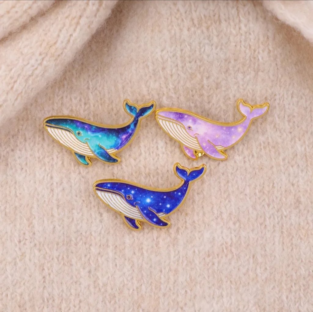 銀河を泳ぐクジラのピンバッジの画像