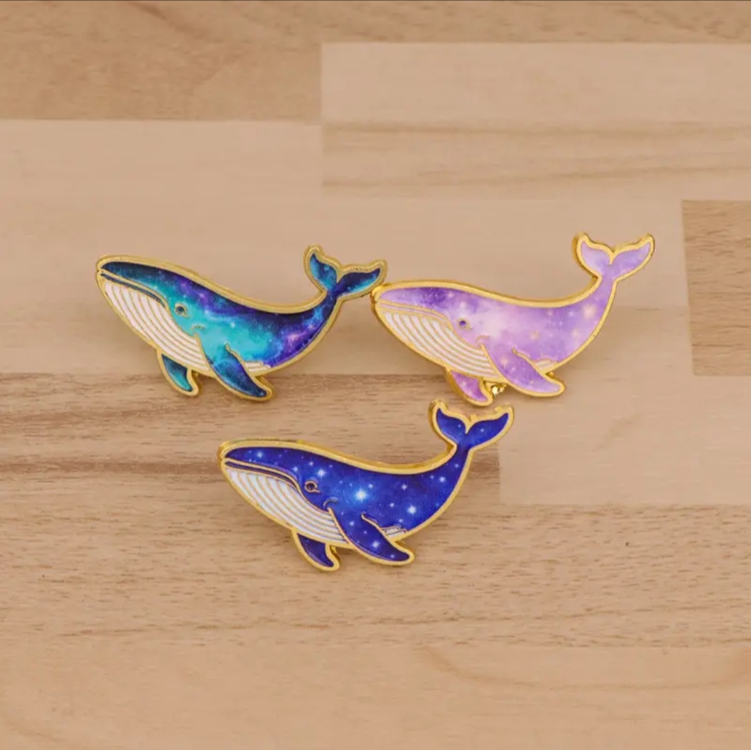 銀河を泳ぐクジラのピンバッジの画像
