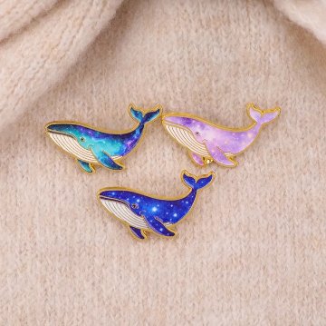銀河を泳ぐクジラのピンバッジの画像