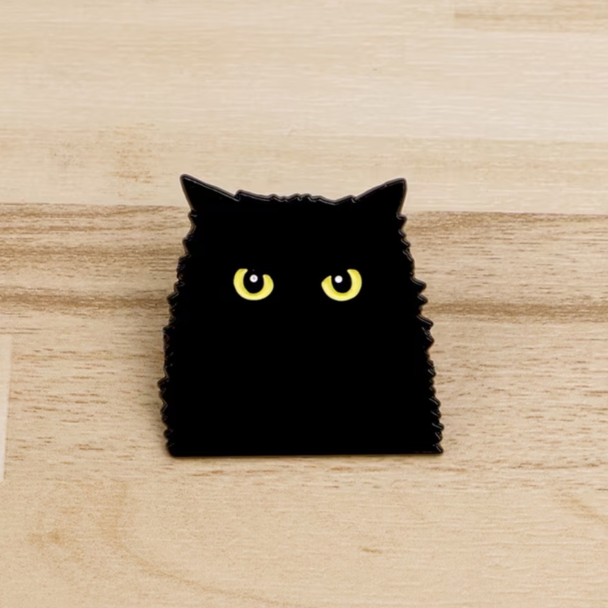 黒猫のピンバッジの画像
