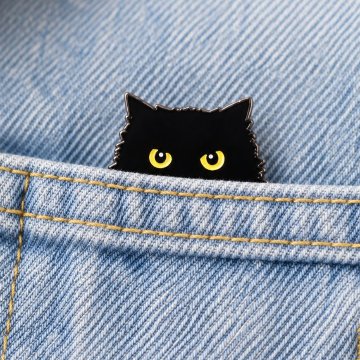 黒猫のピンバッジの画像
