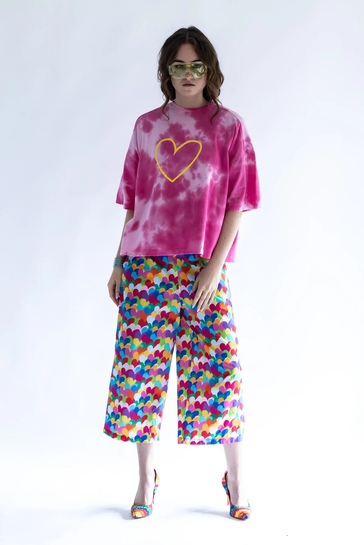 イエローハート Tシャツ ピンク - アガタ・ルイス・デ・ラ・プラダ（CAMISETA ROSA CORAZON PERFIL AMARILLO - Agatha Ruiz de la Prada）の画像