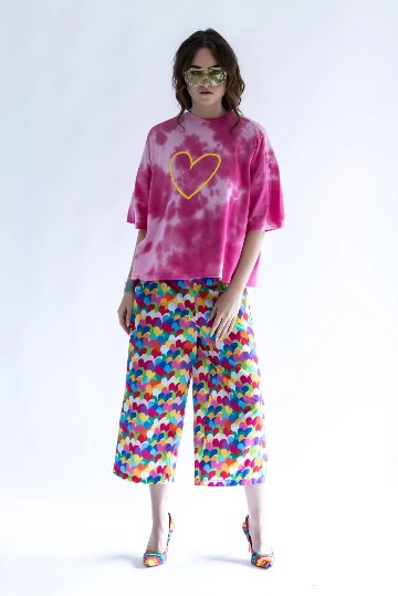 イエローハート Tシャツ ピンク - アガタ・ルイス・デ・ラ・プラダ（CAMISETA ROSA CORAZON PERFIL AMARILLO - Agatha Ruiz de la Prada）の画像