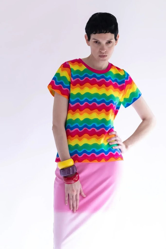 マルチカラーウェーブ Tシャツ - アガタ・ルイス・デ・ラ・プラダ（CAMISETA ONDAS MULTICOLOR - Agatha Ruiz de la Prada）の画像