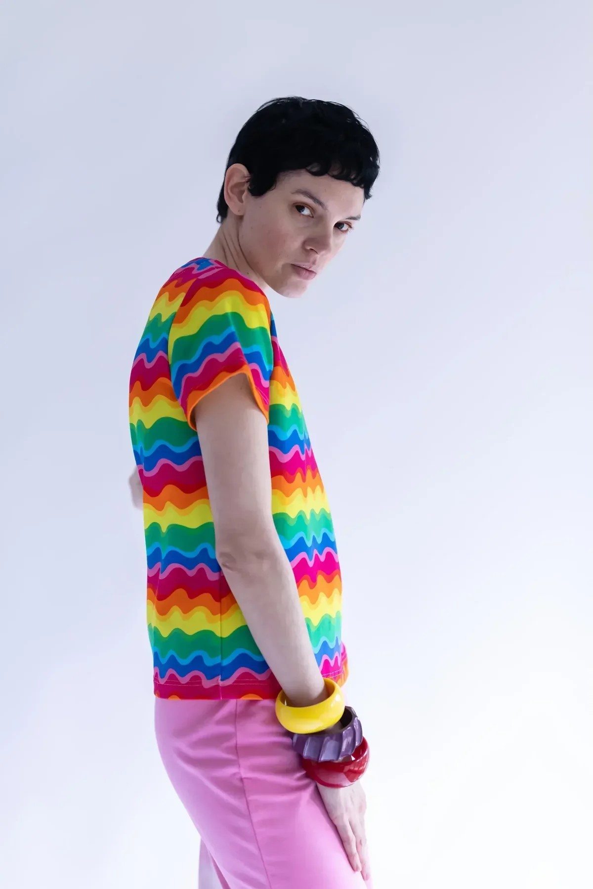 マルチカラーウェーブ Tシャツ - アガタ・ルイス・デ・ラ・プラダ（CAMISETA ONDAS MULTICOLOR - Agatha Ruiz de la Prada）の画像