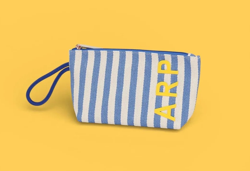 ストライプ トイレタリーバッグ ブルー - アガタ・ルイス・デ・ラ・プラダ（BLUE STRIPED TOILETRY BAG - Agatha Ruiz de la Prada）の画像