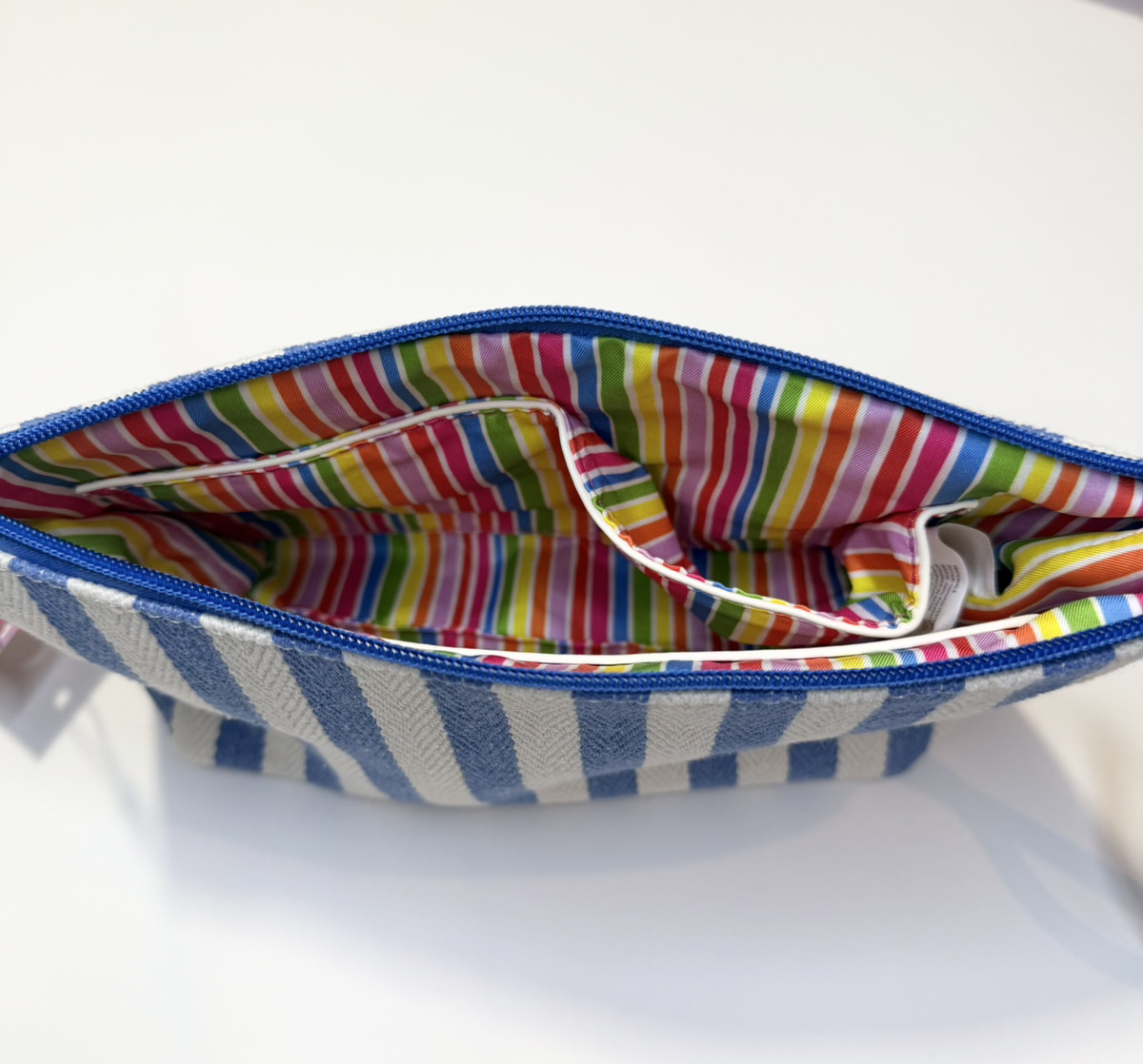 ストライプ トイレタリーバッグ ブルー - アガタ・ルイス・デ・ラ・プラダ（BLUE STRIPED TOILETRY BAG - Agatha Ruiz de la Prada）の画像