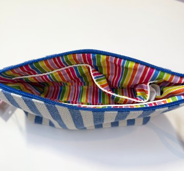 ストライプ トイレタリーバッグ ブルー - アガタ・ルイス・デ・ラ・プラダ（BLUE STRIPED TOILETRY BAG - Agatha Ruiz de la Prada）の画像