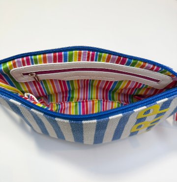 ストライプ トイレタリーバッグ ブルー - アガタ・ルイス・デ・ラ・プラダ（BLUE STRIPED TOILETRY BAG - Agatha Ruiz de la Prada）の画像