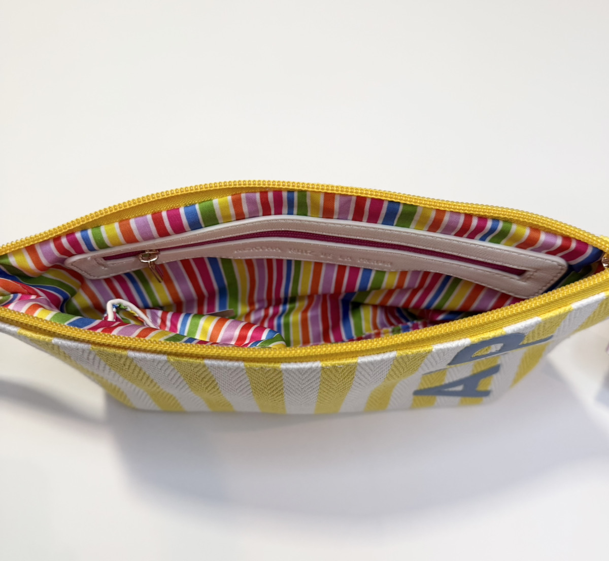 ストライプ トイレタリーバッグ イエロー -アガタ・ルイス・デ・ラ・プラダ（YELLOW STRIPED TOILETRY BAG -Agatha Ruiz de la Prada）の画像