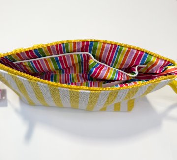 ストライプ トイレタリーバッグ イエロー -アガタ・ルイス・デ・ラ・プラダ（YELLOW STRIPED TOILETRY BAG -Agatha Ruiz de la Prada）の画像