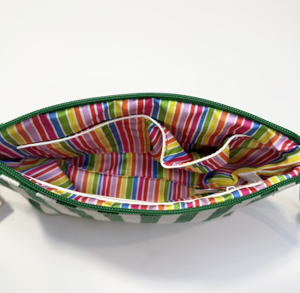 ストライプ トイレタリーバッグ グリーン -アガタ・ルイス・デ・ラ・プラダ（GREEN STRIPED TOILETRY BAG - Agatha Ruiz de la Prada）の画像