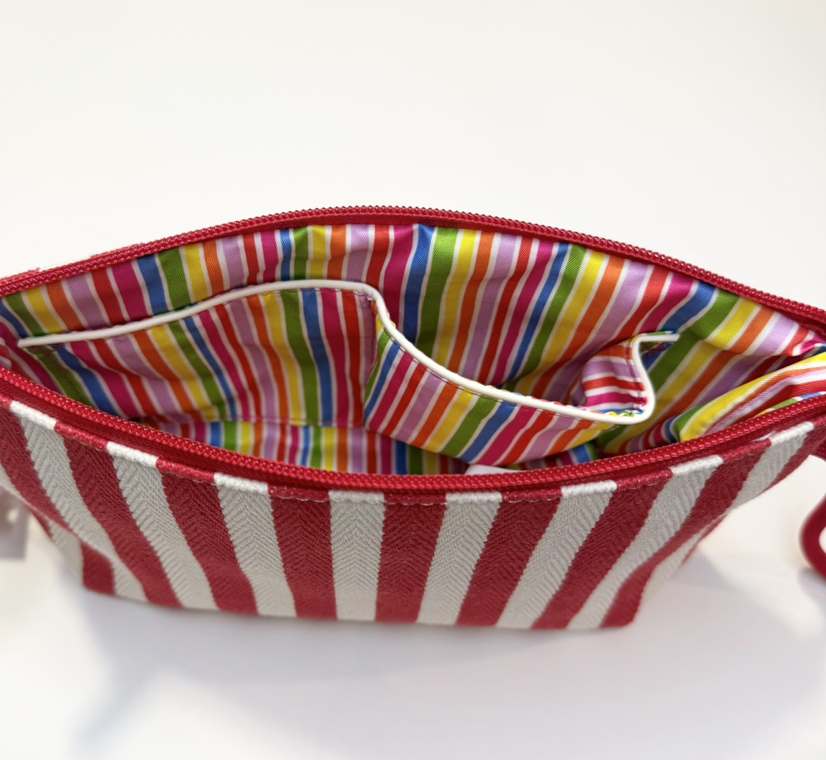 ストライプ トイレタリーバッグ レッド - アガタ・ルイス・デ・ラ・プラダ（RED STRIPED TOILETRY BAG - Agatha Ruiz de la Prada）の画像