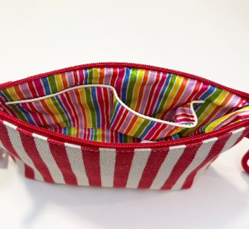 ストライプ トイレタリーバッグ レッド - アガタ・ルイス・デ・ラ・プラダ（RED STRIPED TOILETRY BAG - Agatha Ruiz de la Prada）の画像