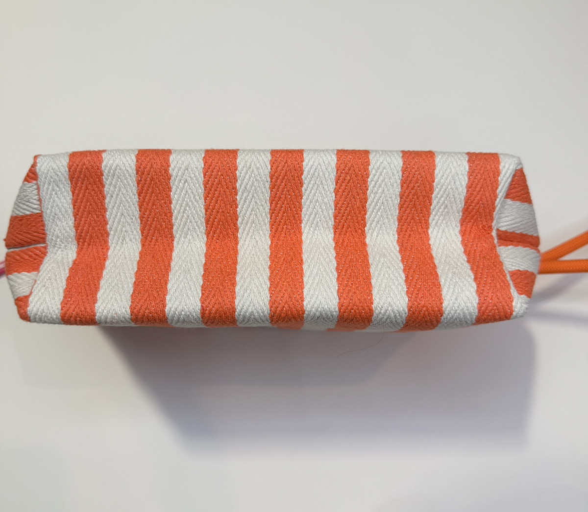 ストライプ トイレタリーバッグ オレンジ -アガタ・ルイス・デ・ラ・プラダ（ORANGE STRIPED TOILETRY BAG -Agatha Ruiz de la Prada）の画像