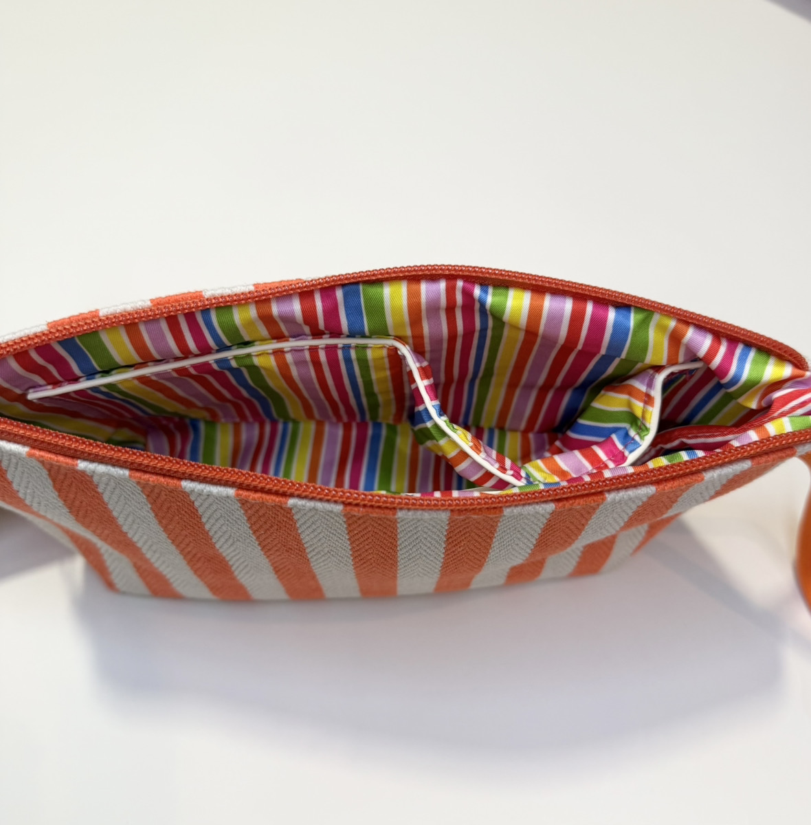 ストライプ トイレタリーバッグ オレンジ -アガタ・ルイス・デ・ラ・プラダ（ORANGE STRIPED TOILETRY BAG -Agatha Ruiz de la Prada）の画像