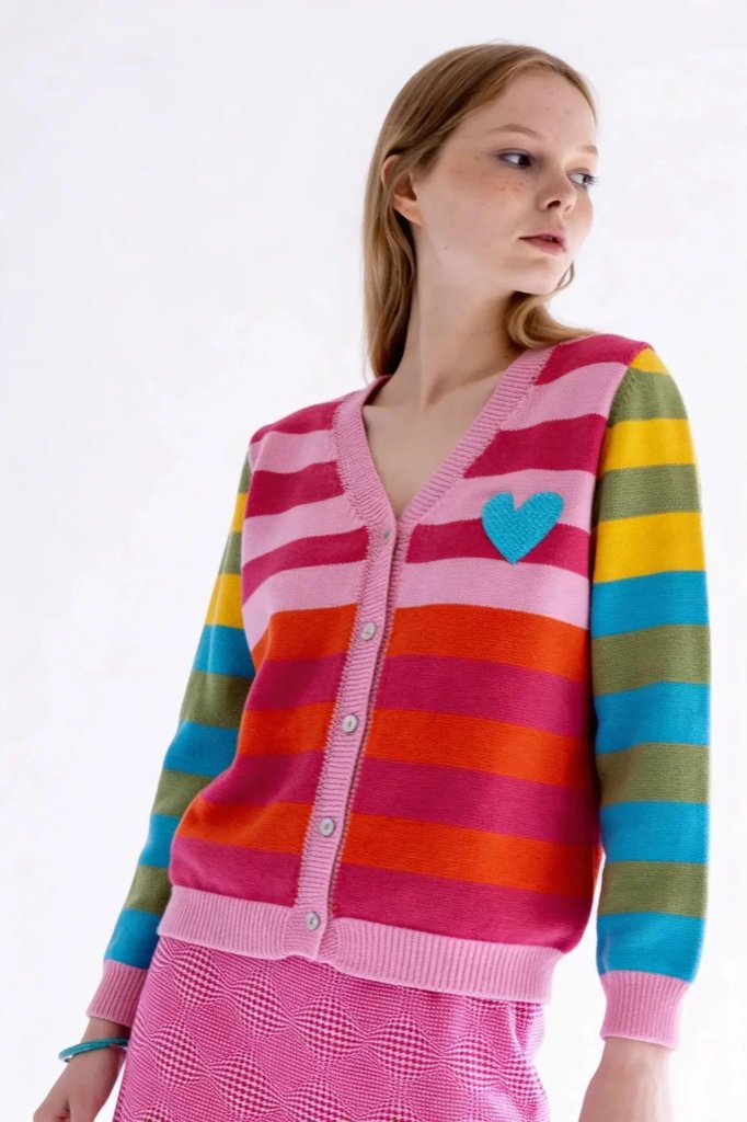 ストライプ カーディガン ピンク - アガタ・ルイス・デ・ラ・プラダ（CHAQUETA RAYAS ROSA MUJER - Agatha Ruiz de la Prada）の画像