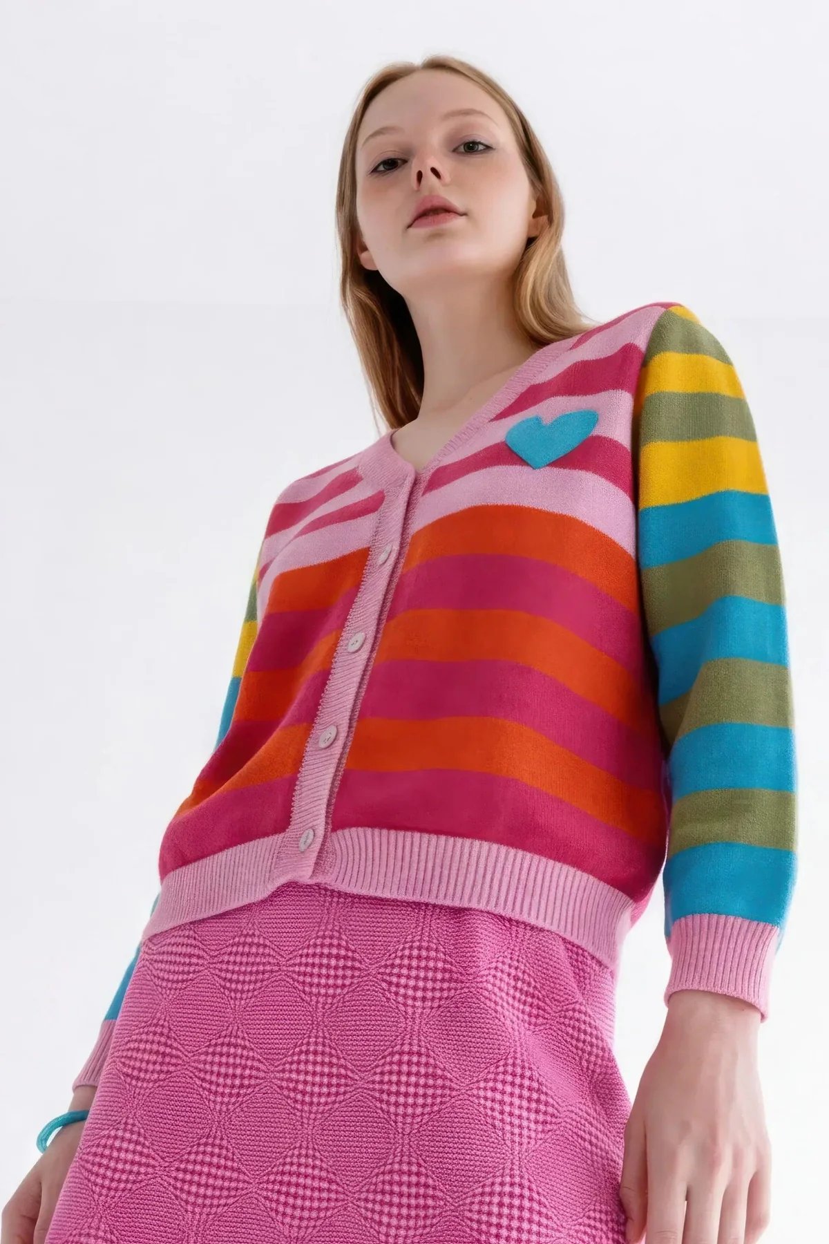 ストライプ カーディガン ピンク - アガタ・ルイス・デ・ラ・プラダ（CHAQUETA RAYAS ROSA MUJER - Agatha Ruiz de la Prada）の画像