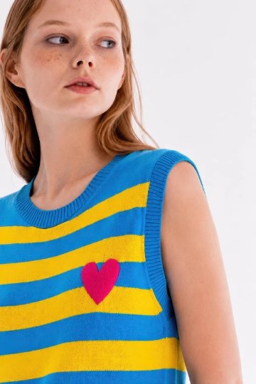 ストライプベスト ピンクハート - アガタ・ルイス・デ・ラ・プラダ（CHALECO RAYAS CORAZON ROSA - Agatha Ruiz de la Prada）の画像