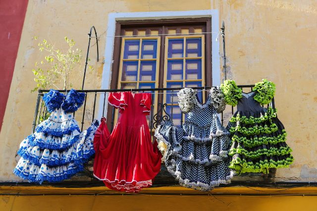 スペインのドレスが飾られた窓