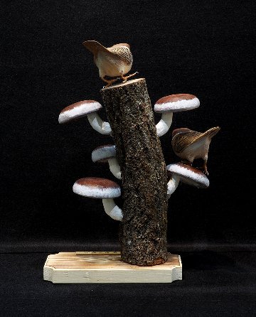 『きのこの山（雀）』バードカービング作品（畠野尚利作）の画像