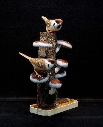 『きのこの山（雀）』バードカービング作品（畠野尚利作）の画像