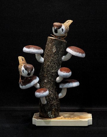 『きのこの山（雀）』バードカービング作品（畠野尚利作）の画像
