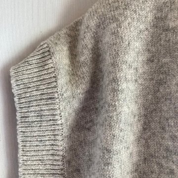 NARU  ショート丈ニットカーディガン　　グレーの画像