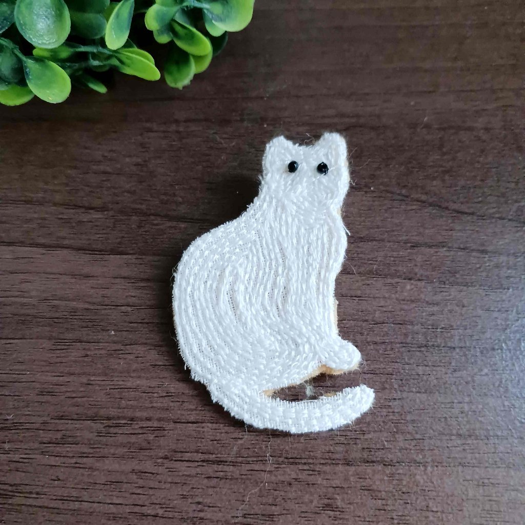 ねこブローチ　しろちゃん2　送料無料の画像