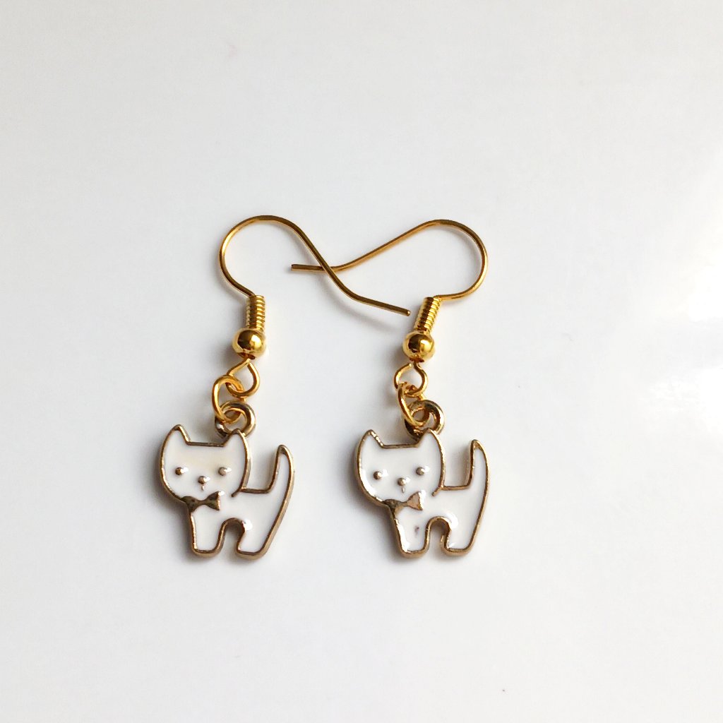 ねこピアス　ハンドメイド　送料無料の画像