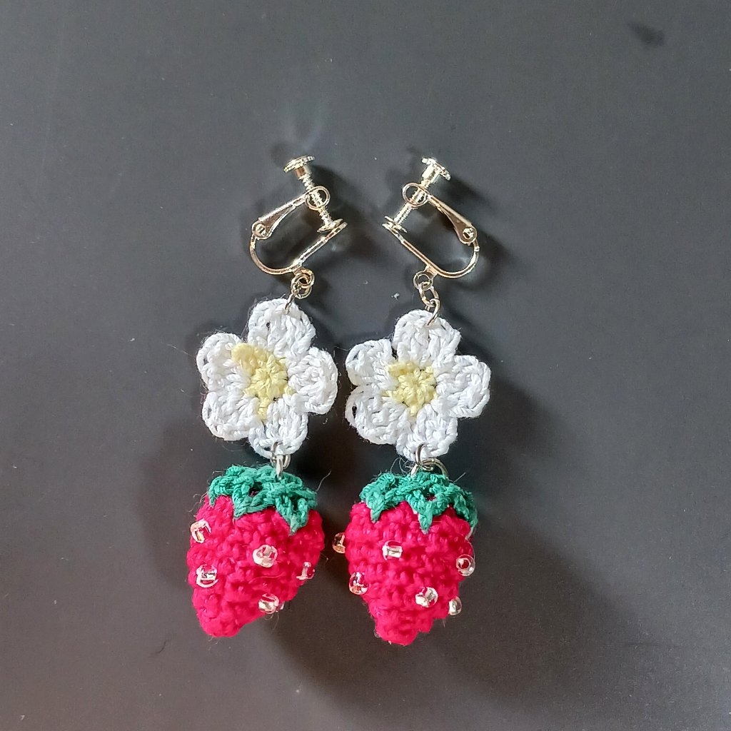 【受注制作】イチゴのイヤリング　ピアス　ハンドメイドの画像