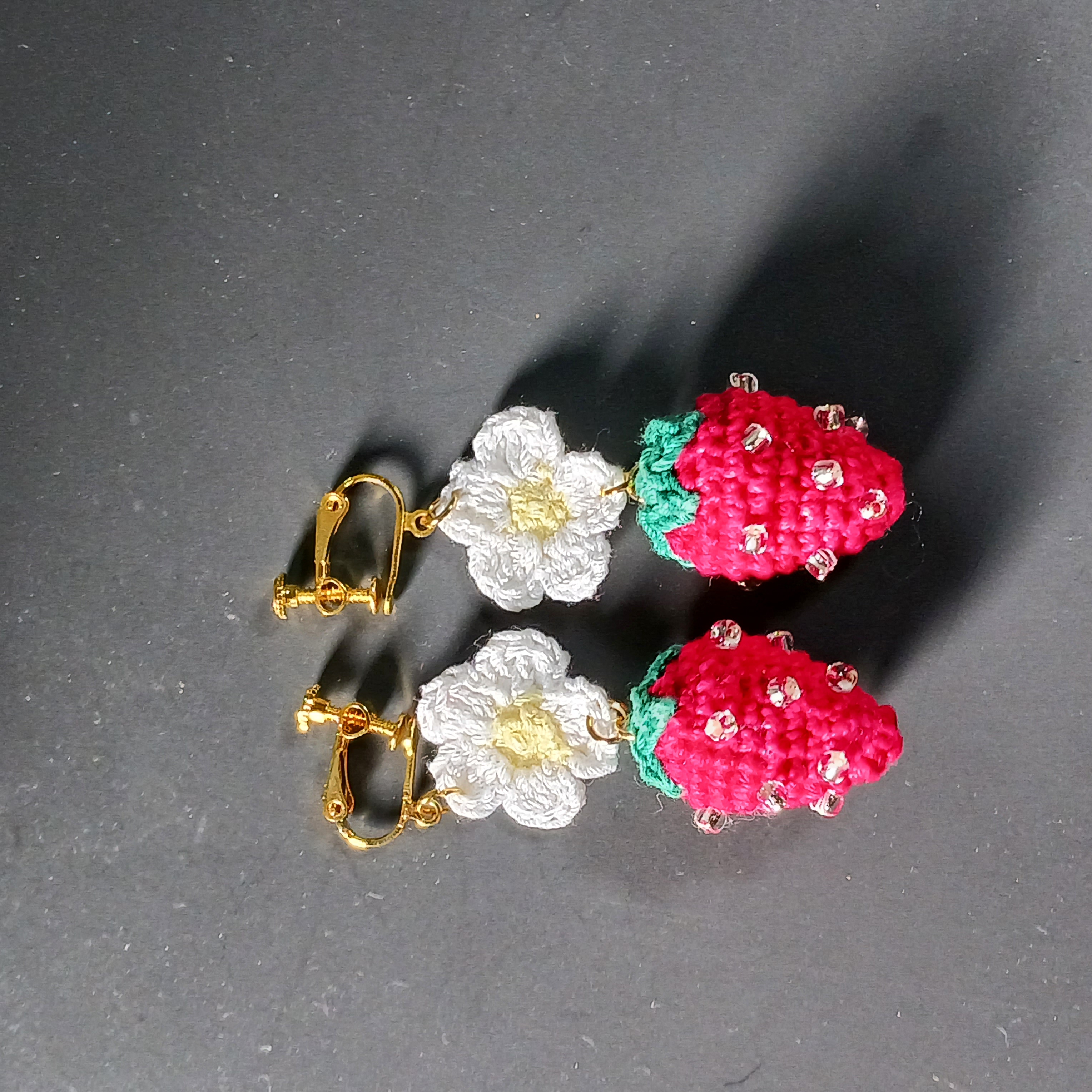【受注制作】イチゴのイヤリング　ピアス　ハンドメイドの画像