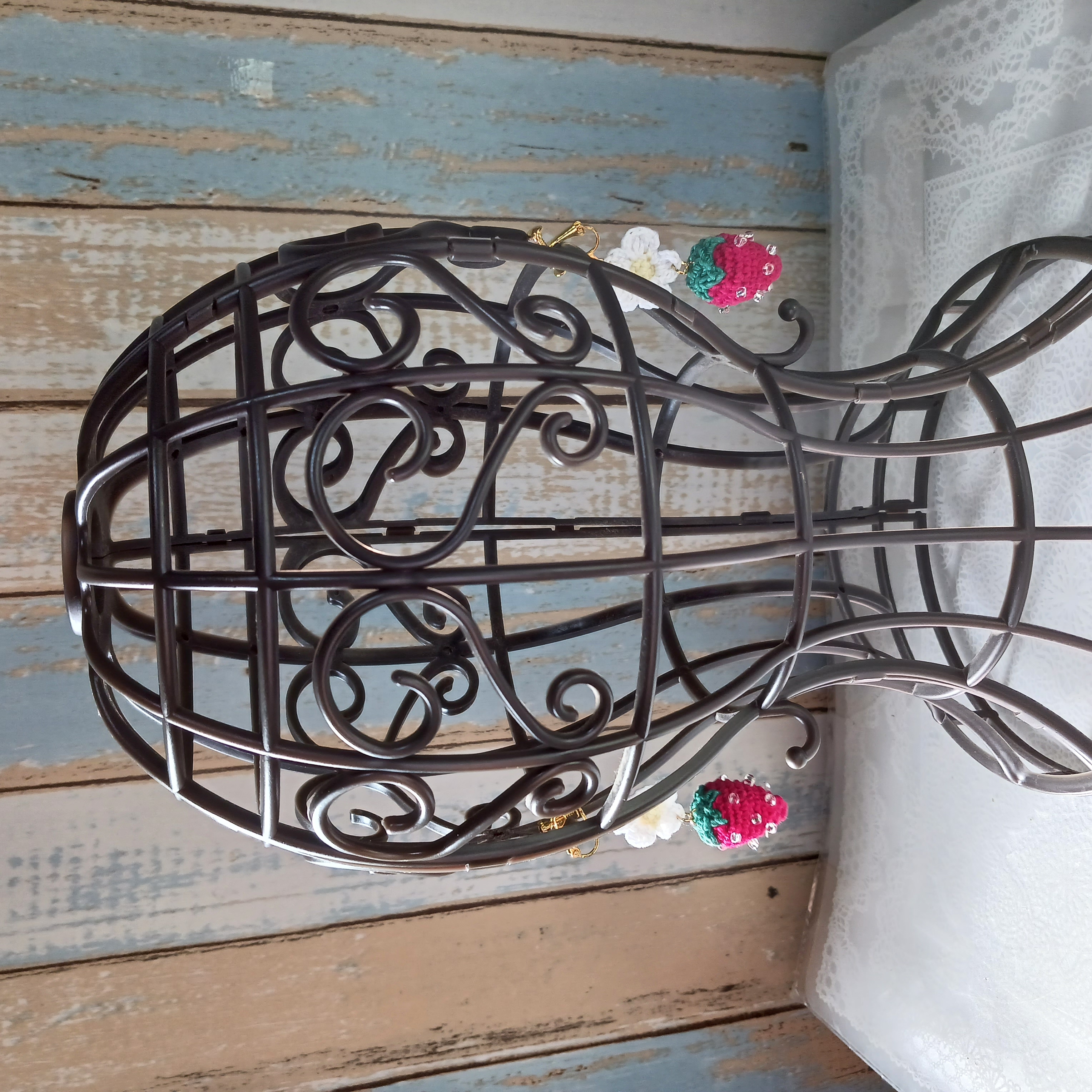 【受注制作】イチゴのイヤリング　ピアス　ハンドメイドの画像