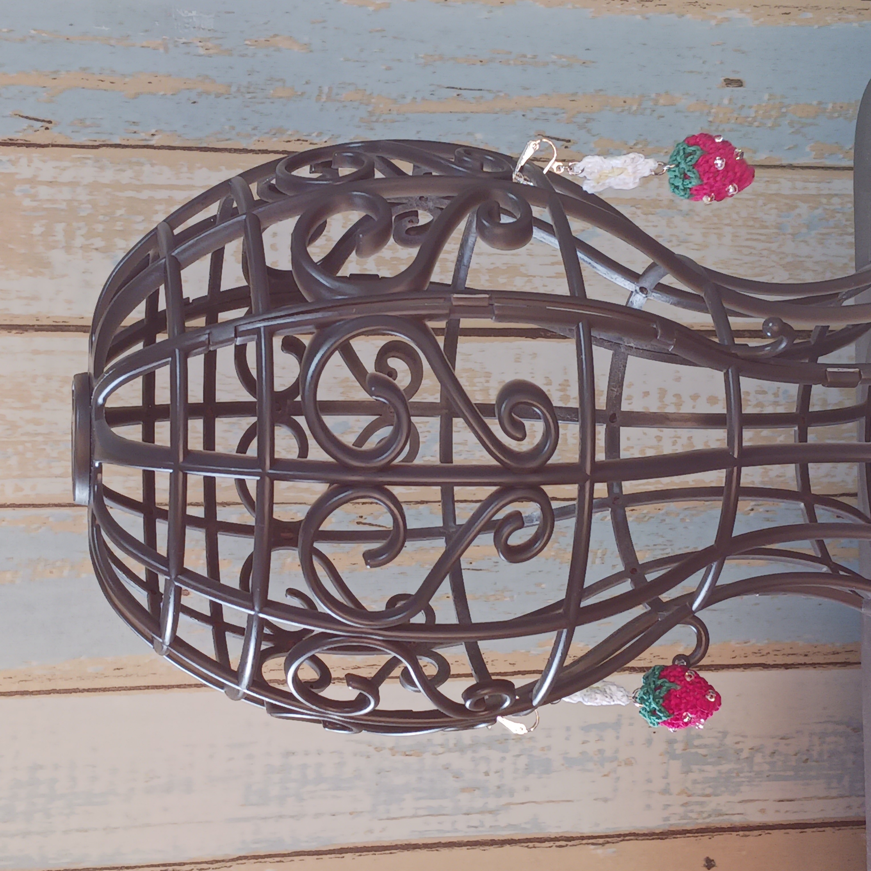 【受注制作】イチゴのイヤリング　ピアス　ハンドメイドの画像