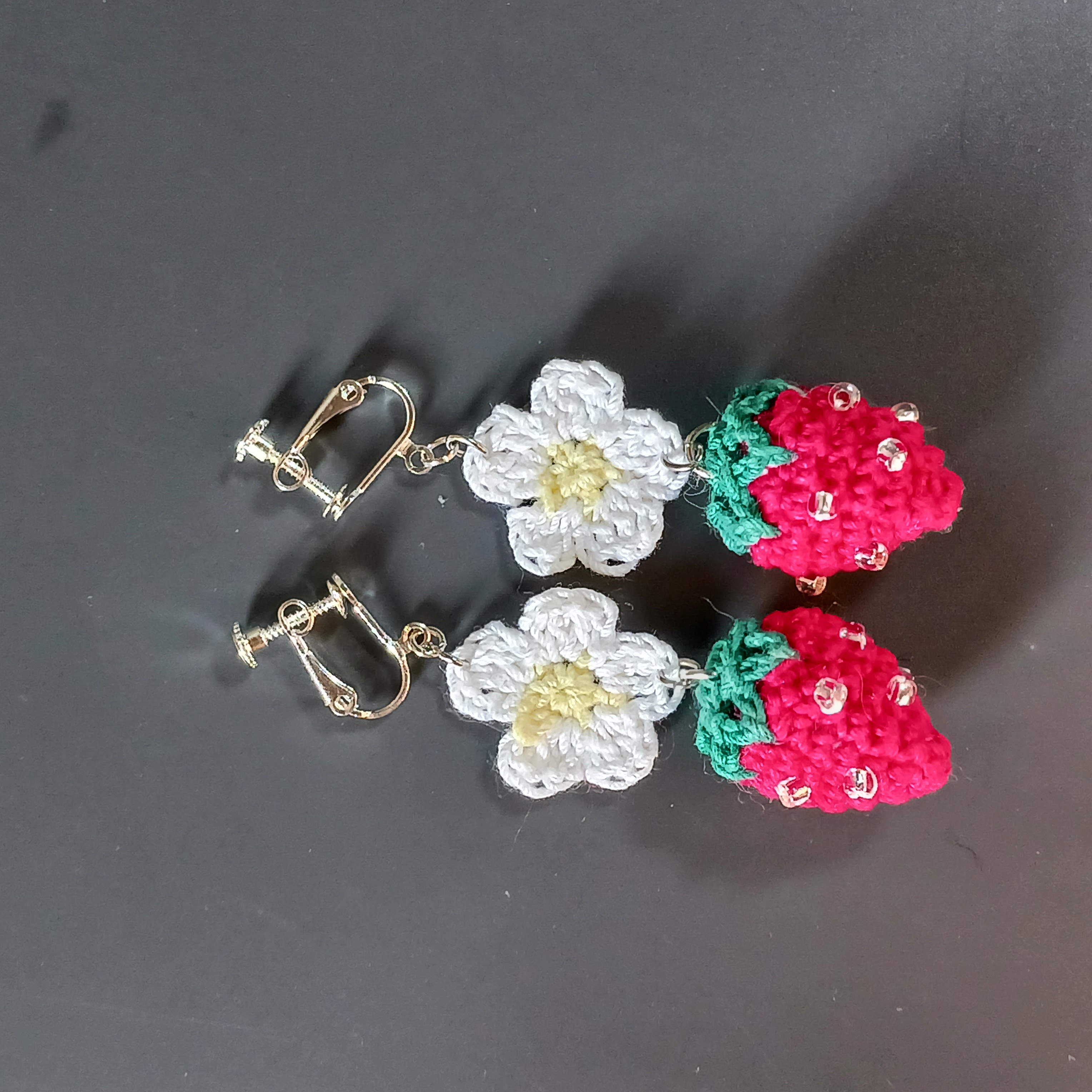 【受注制作】イチゴのイヤリング　ピアス　ハンドメイドの画像
